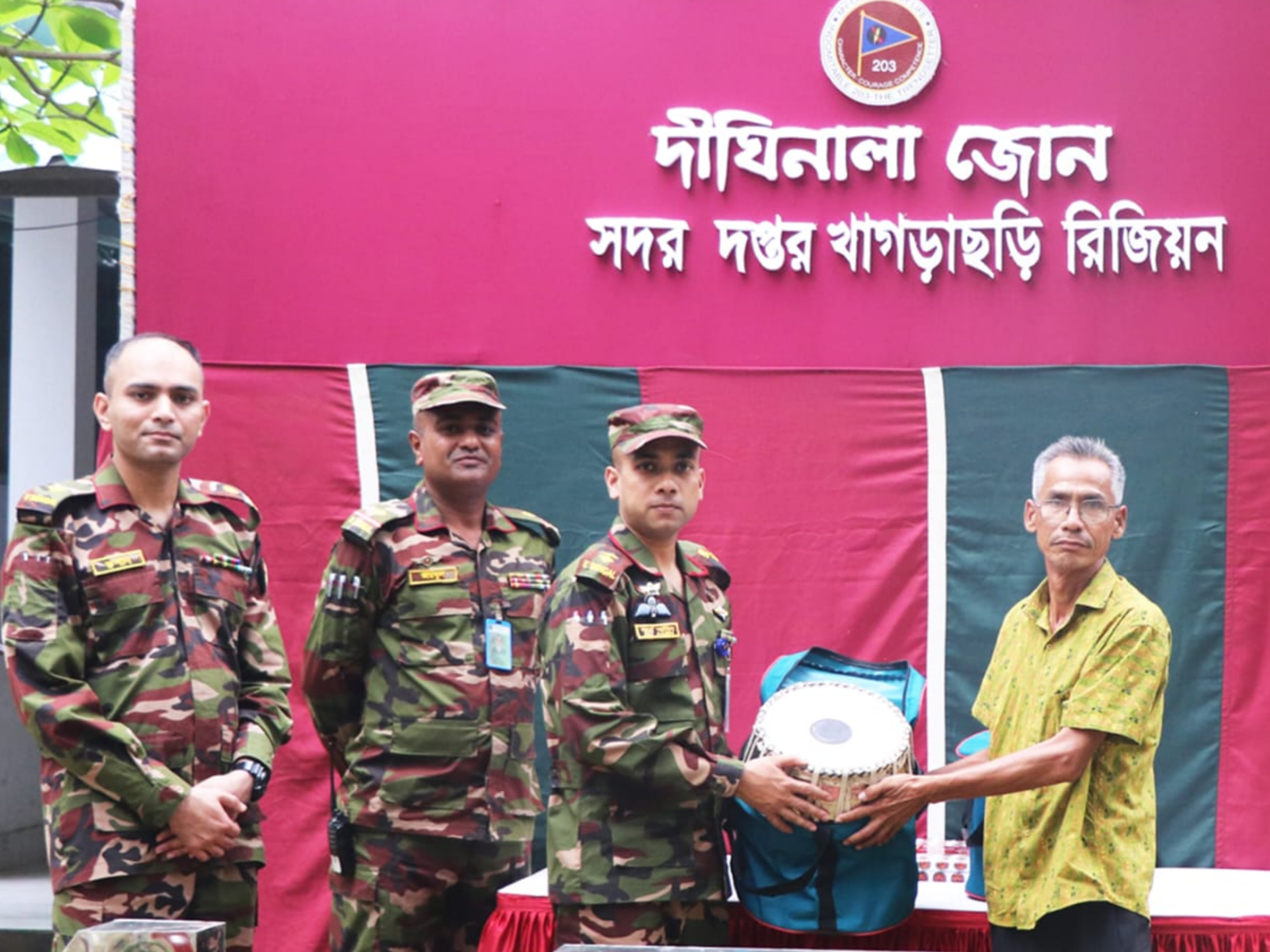 দীঘিনালায় সেনাবাহিনীর সহায়তা: নগদ অর্থ, সেলাই মেশিন ও ছাগল বিতরণ