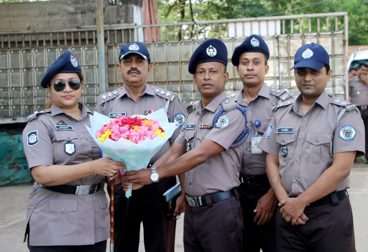 সীতাকুণ্ড ক্যাম্প পরিদর্শনে ইন্ডাস্ট্রিয়াল পুলিশ এসপি মাহমুদা বেগম
